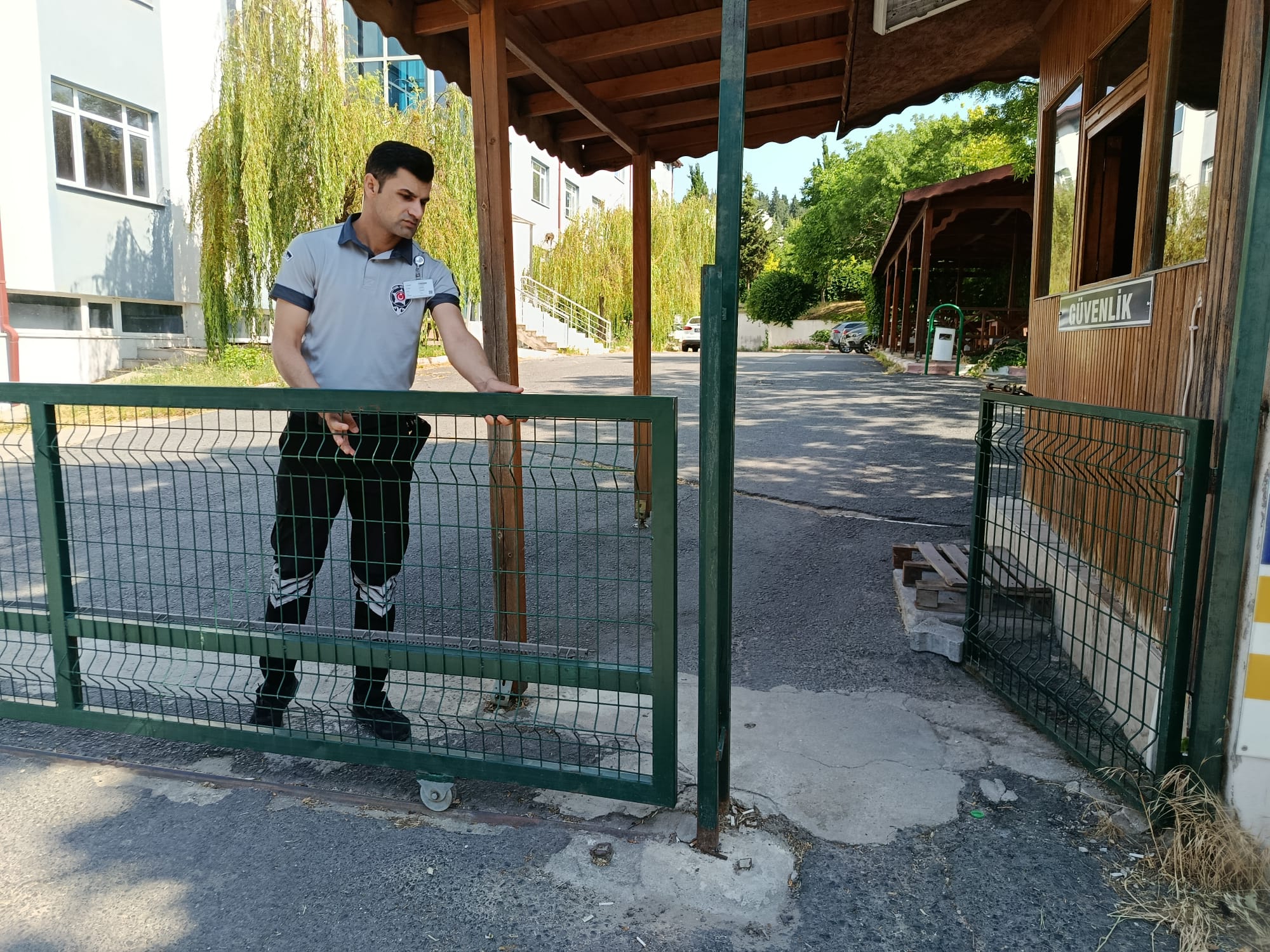 Ölçme, Seçme ve Yerleştirme Merkezi (ÖSYM) tarafından düzenlenen Yükseköğretim Kurumları Sınavı'nın (YKS) ikinci oturumu olan Alan Yeterlilik Testleri (AYT), tüm Türkiye'de olduğu gibi Edirne’de de saat 10.15 itibarıyla başladı.